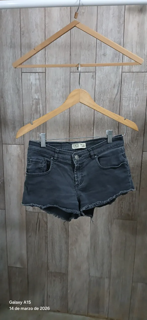 Shorts de jean grises con roturas y terminación desflecada en el ruedo.