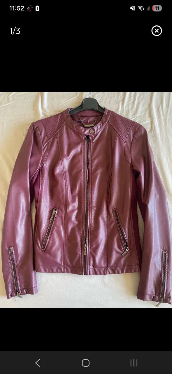 Campera de cuero sintético color bordo, estilo biker. Tiene cierre al frente, bolsillos con cierre y detalles de costuras en hombros y mangas. Ideal para un look canchero y moderno.