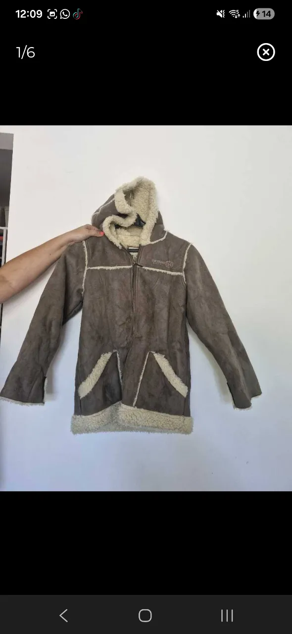 Campera de gamuza sintética con forro de corderito, ideal para el frío. Tiene capucha y bolsillos amplios.