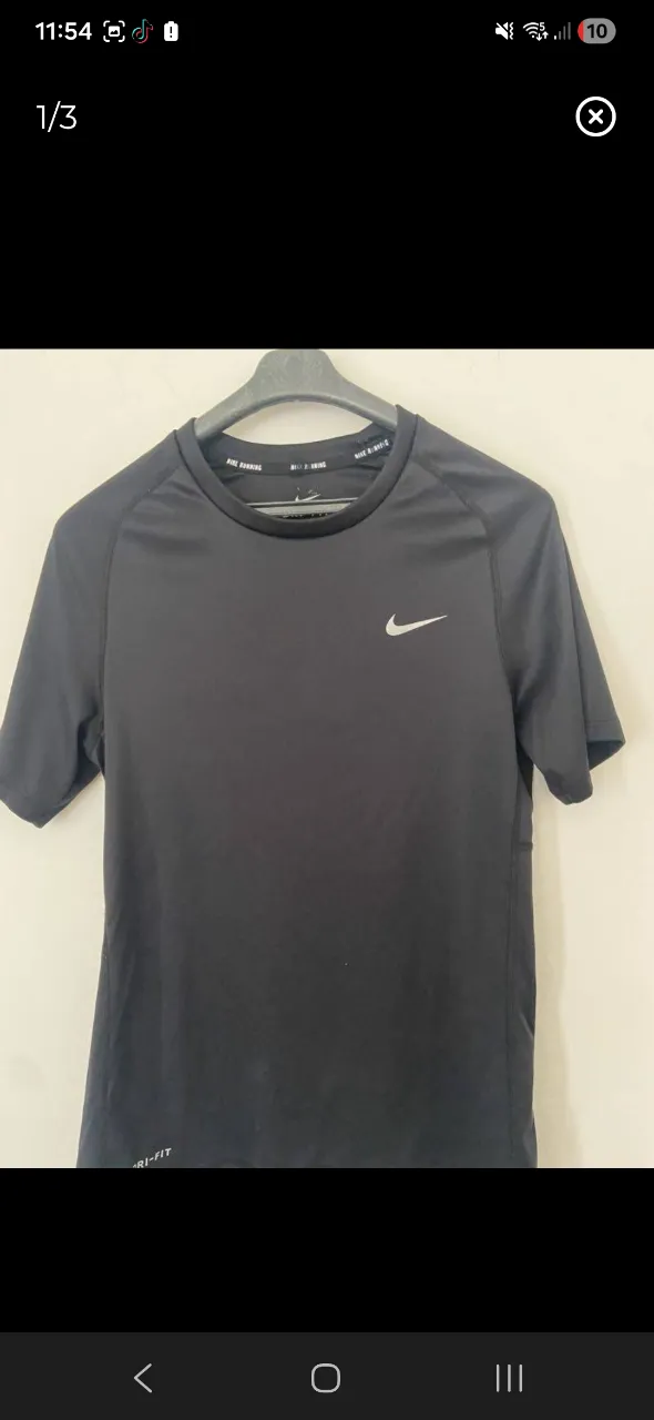 Remera deportiva Nike negra, ideal para running o entrenamiento. Diseño moderno y cómodo para tus actividades físicas.