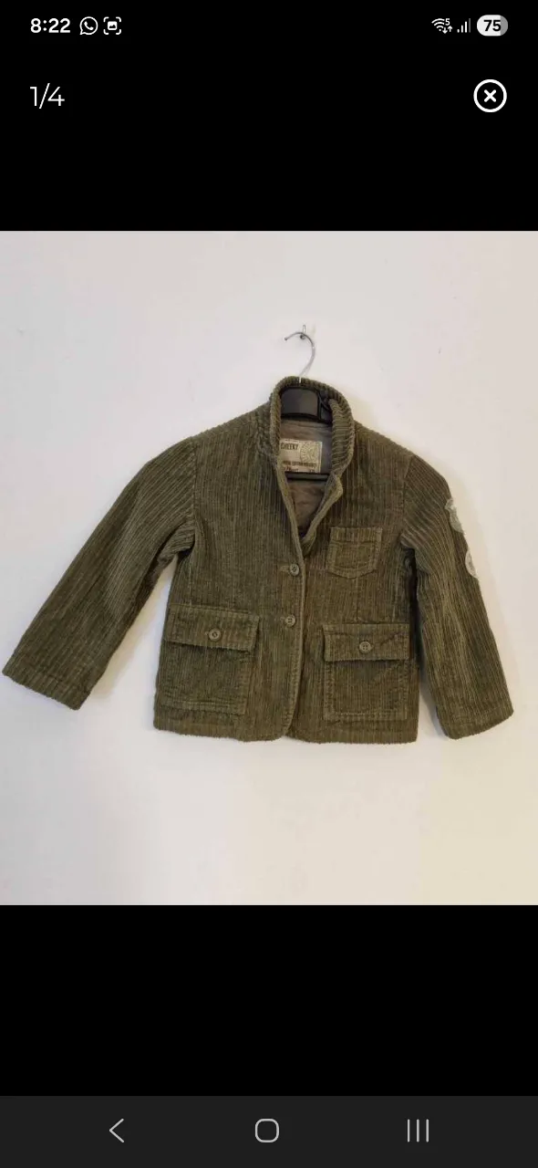 Chaqueta de pana con botones al frente, dos bolsillos con solapa en la parte inferior y un bolsillo superior en el lado izquierdo. Posee parches decorativos en la manga derecha.