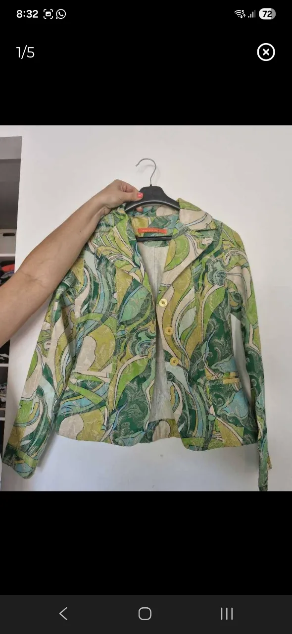Campera estampada con motivos botánicos en tonos verdes y blancos. Posee cuello solapa, manga larga y dos botones al frente.