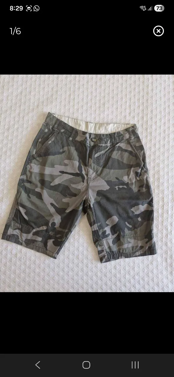 Shorts de camuflaje con bolsillos cargo y cierre.