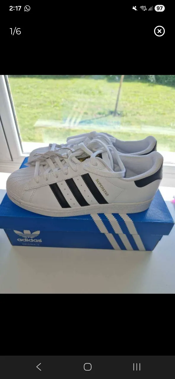 Zapatillas Adidas Superstar blancas con detalles en negro. Clásicas y cómodas, perfectas para el día a día.
Originales, sin uso.