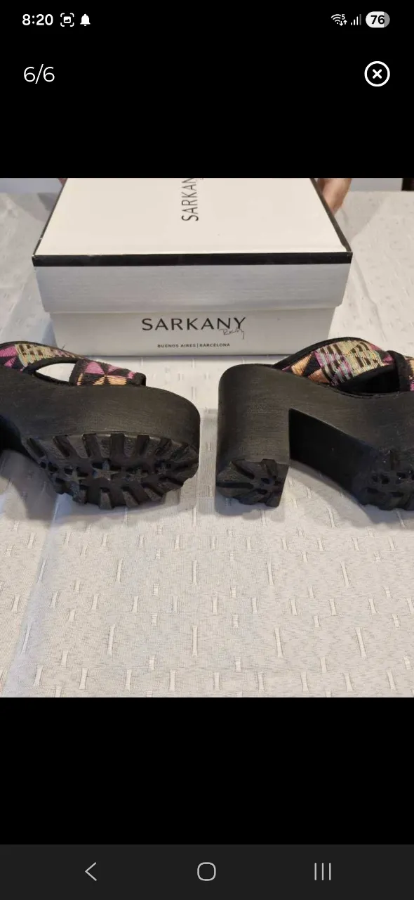 Sandalias de plataforma con tiras cruzadas estampadas en colores vibrantes. Taco grueso y suela con relieve.