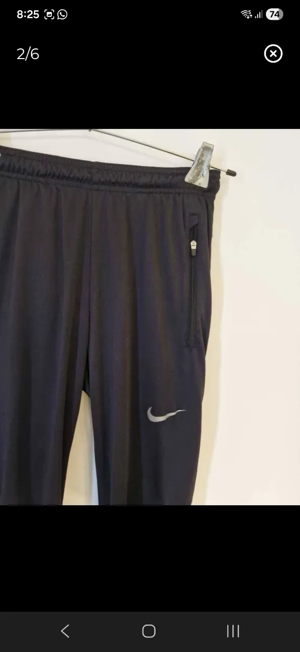 Pantalón deportivo negro con logo de Nike gris. Posee bolsillos con cierre y detalles reflectantes en los tobillos.
Talle S, impecable.