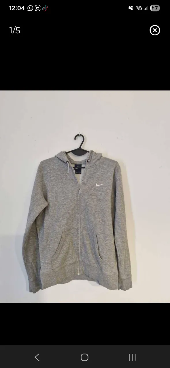 Buzo con capucha y cierre completo, ideal para el día a día. Posee bolsillos frontales y el logo de la marca bordado en el pecho. Tiene unas pequeñas manchas en la parte inferior, como se ve en las fotos.