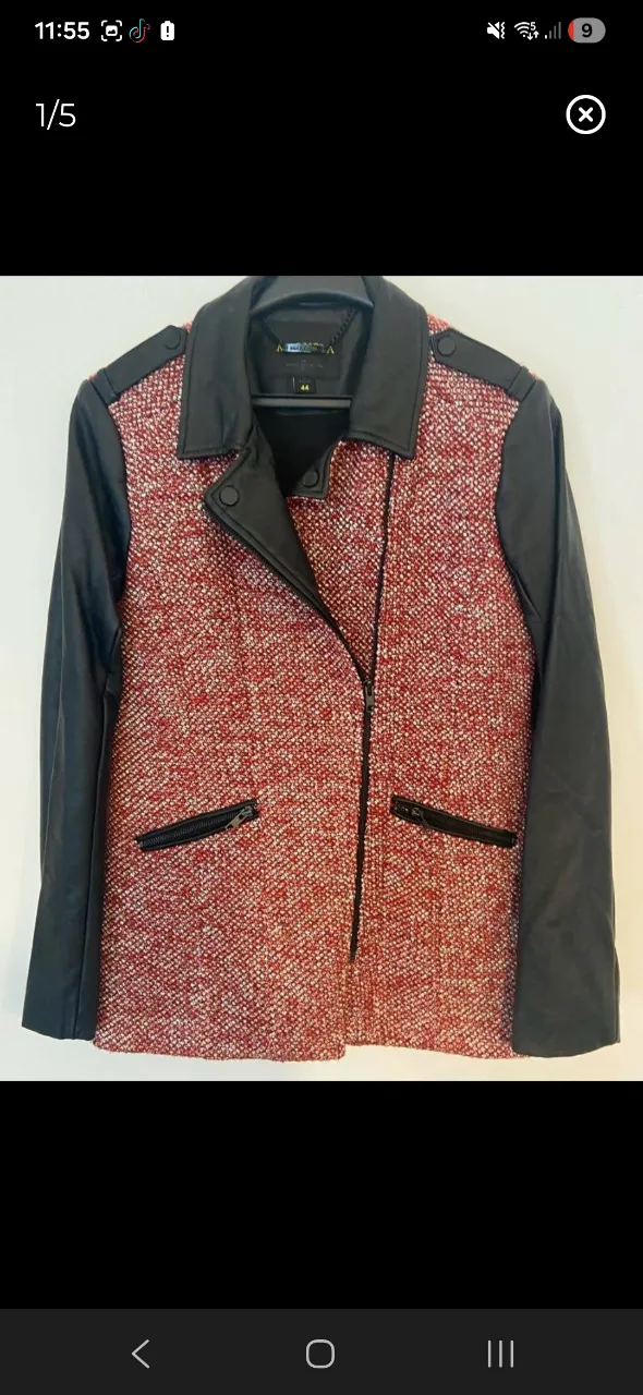 Chaqueta de diseño moderno, combinando un tejido texturizado en tonos rojos y blancos con mangas y detalles en cuero negro. Posee un corte asimétrico con cierre y bolsillos frontales con cierre. Ideal para un look canchero y con estilo.