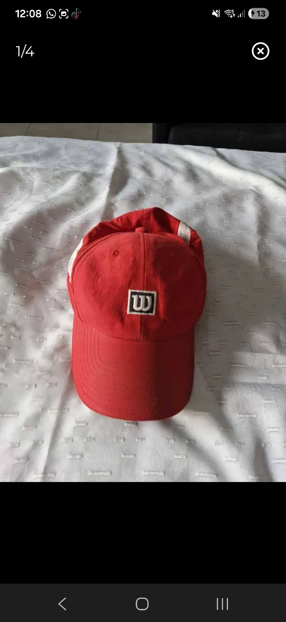 Gorra roja de la marca Wilson, ideal para complementar tu look deportivo o casual. Perfecta para protegerte del sol en días de entrenamiento o paseos al aire libre.