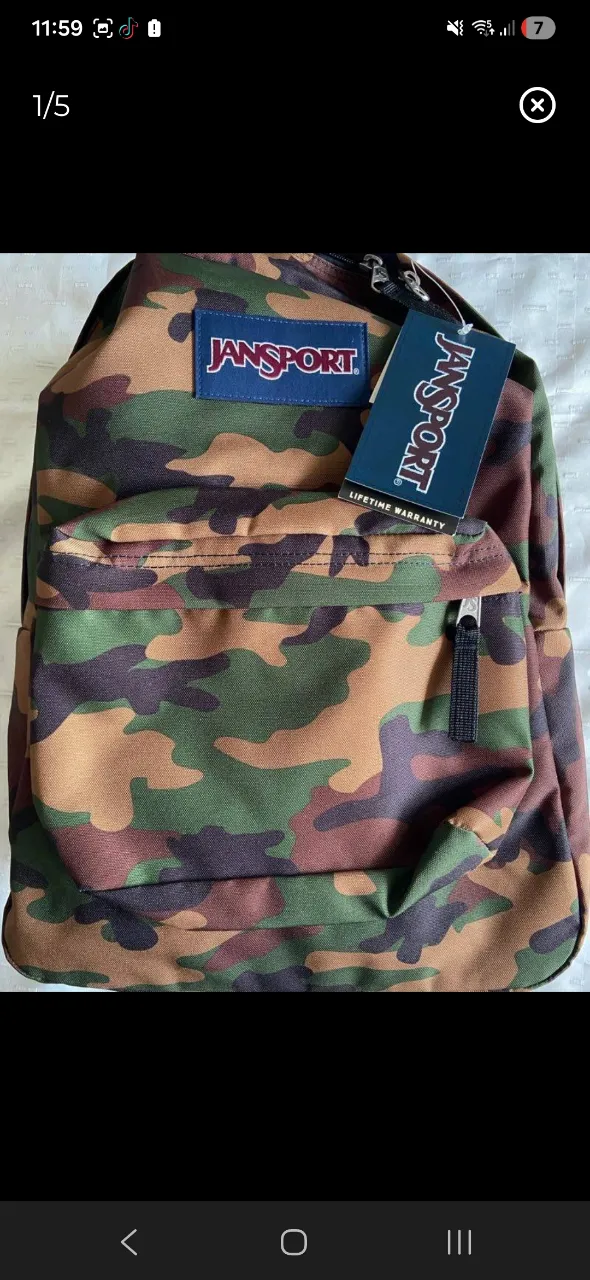 Mochila Jansport camuflada, ideal para el día a día o para llevar tus cosas a la facu. Tiene varios compartimentos para organizar todo. ¡Un clásico que nunca pasa de moda!