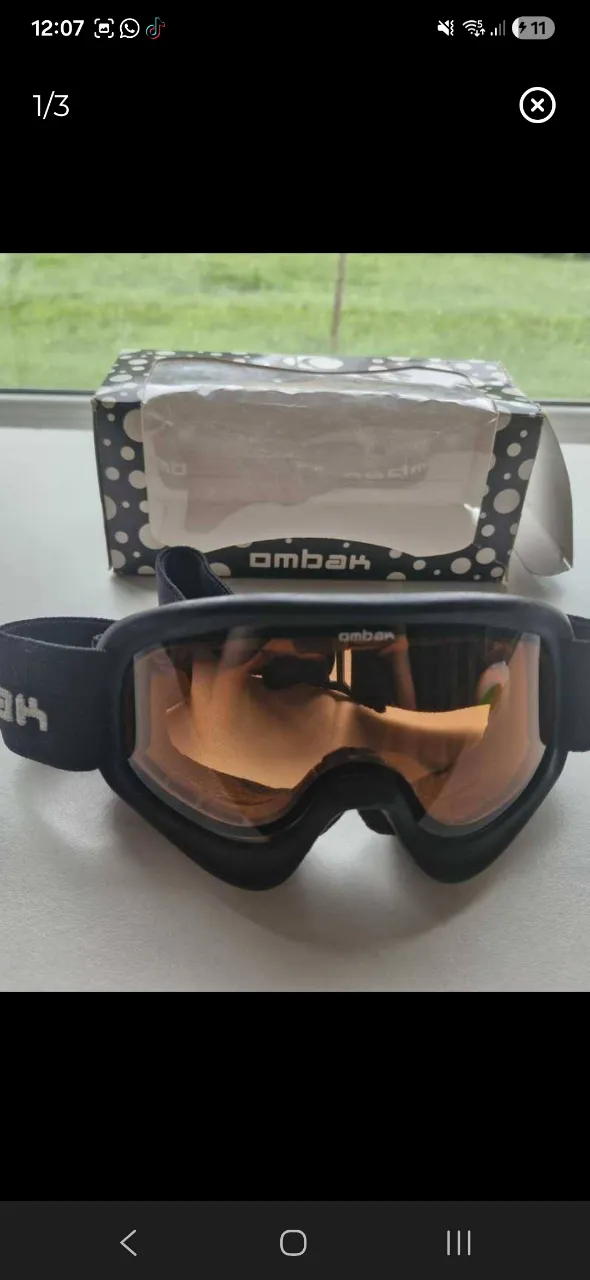 Antiparras de ski/snowboard marca Ombak. Ideales para proteger tus ojos del sol y la nieve en tus aventuras de invierno. Diseño moderno y cómodo.