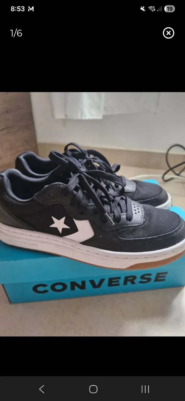 Zapatillas urbanas de lona y cuero sintético, color negro con detalles blancos y suela de goma color caramelo. Cordones negros
Unisex.