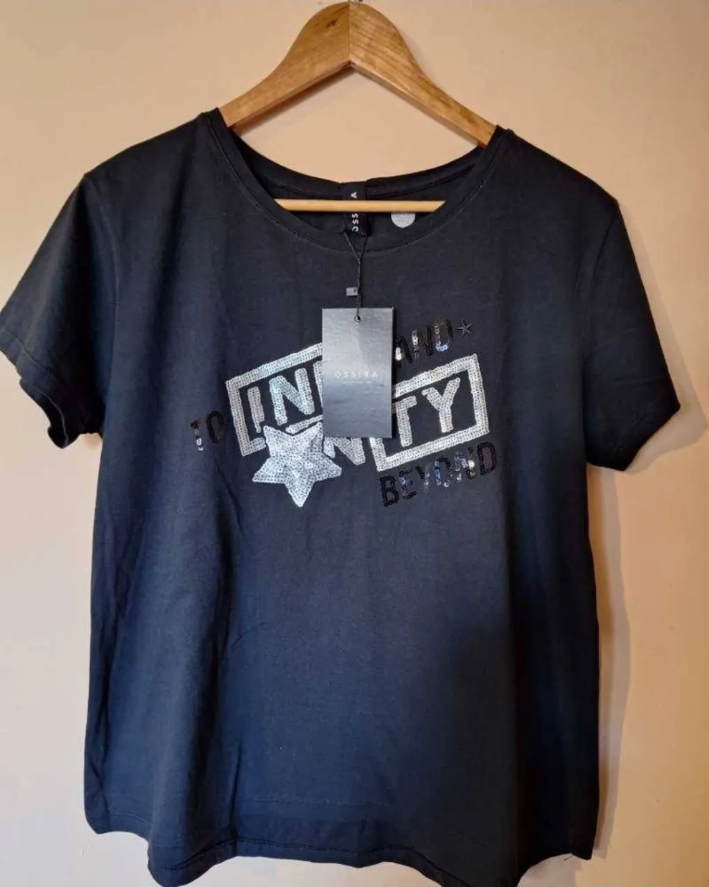 Remera negra bordada con lentejuelas plateadas y negras, talle L , nueva con etiqueta, mangas cortas. 100% algodon. medidas: cintura: 72, busto: 94. super linda, no te la pierdas!.