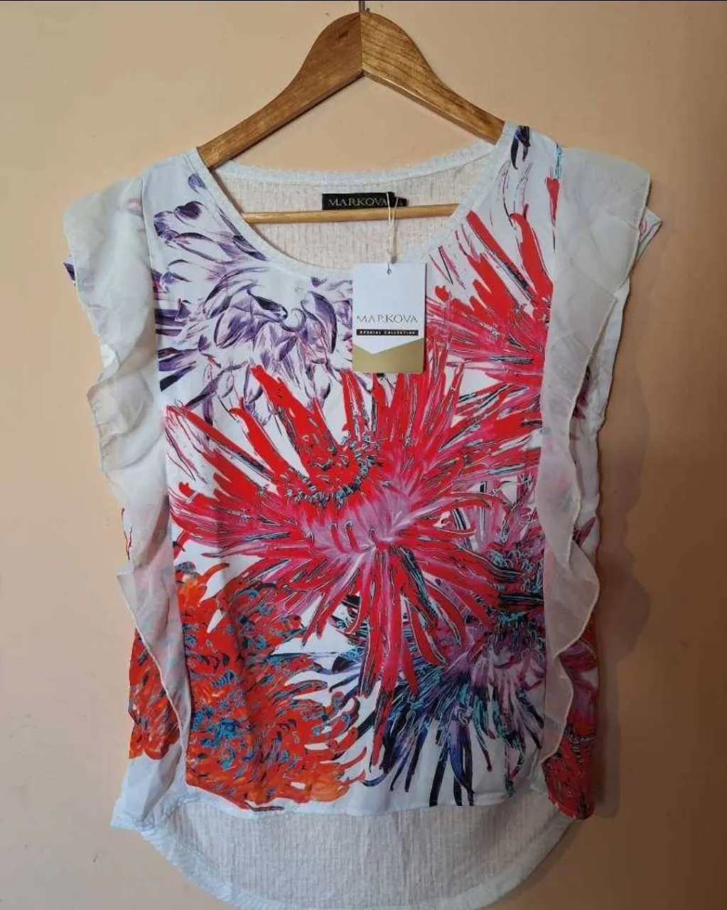 Remera color marfil/crudo, talle M, nueva con etiqueta!, con estampa en delantero, detalle de volados de microtul en delantero. medidas : largo: 69, busto: 94/98, cintura: 102/106. es hermosa, no te la pierdas!!