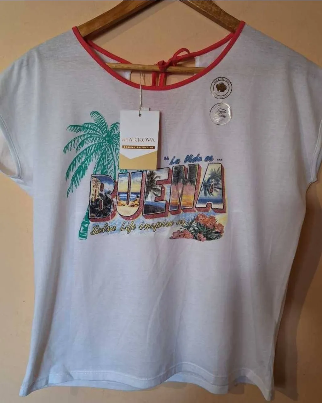 Remera manga corta talle L estampada con brillos. Nueva con etiqueta! , 100% algodón pima, lo que la hace muy confortable. Escote redondo , recorte cruzado en espalda con el detalle de tiras para anudar. medidas: busto: 98/102   , cintura:86/91, no te la pierdas, es muy linda!