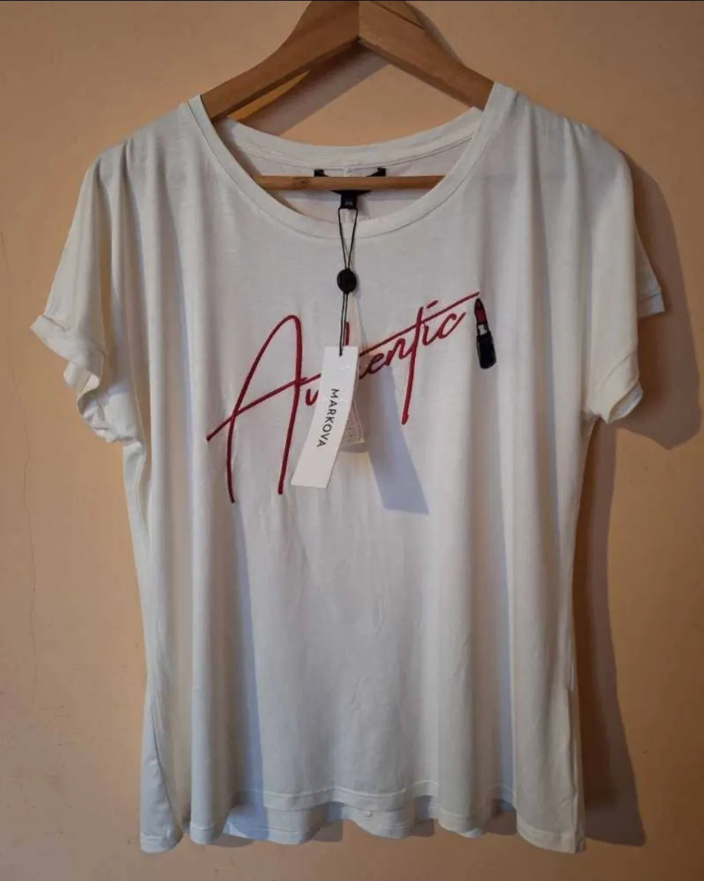 Remera color crudo de viscosa mas elastano talle XXL nueva con etiqueta! , en delantero lleva un bordado en rojo hermoso con frase y un labial. muy hermosa y comoda. busto: 107/113, cintura: 97/103 , axila a axila: 57 , largo: 63 . no te la pierdas!!.