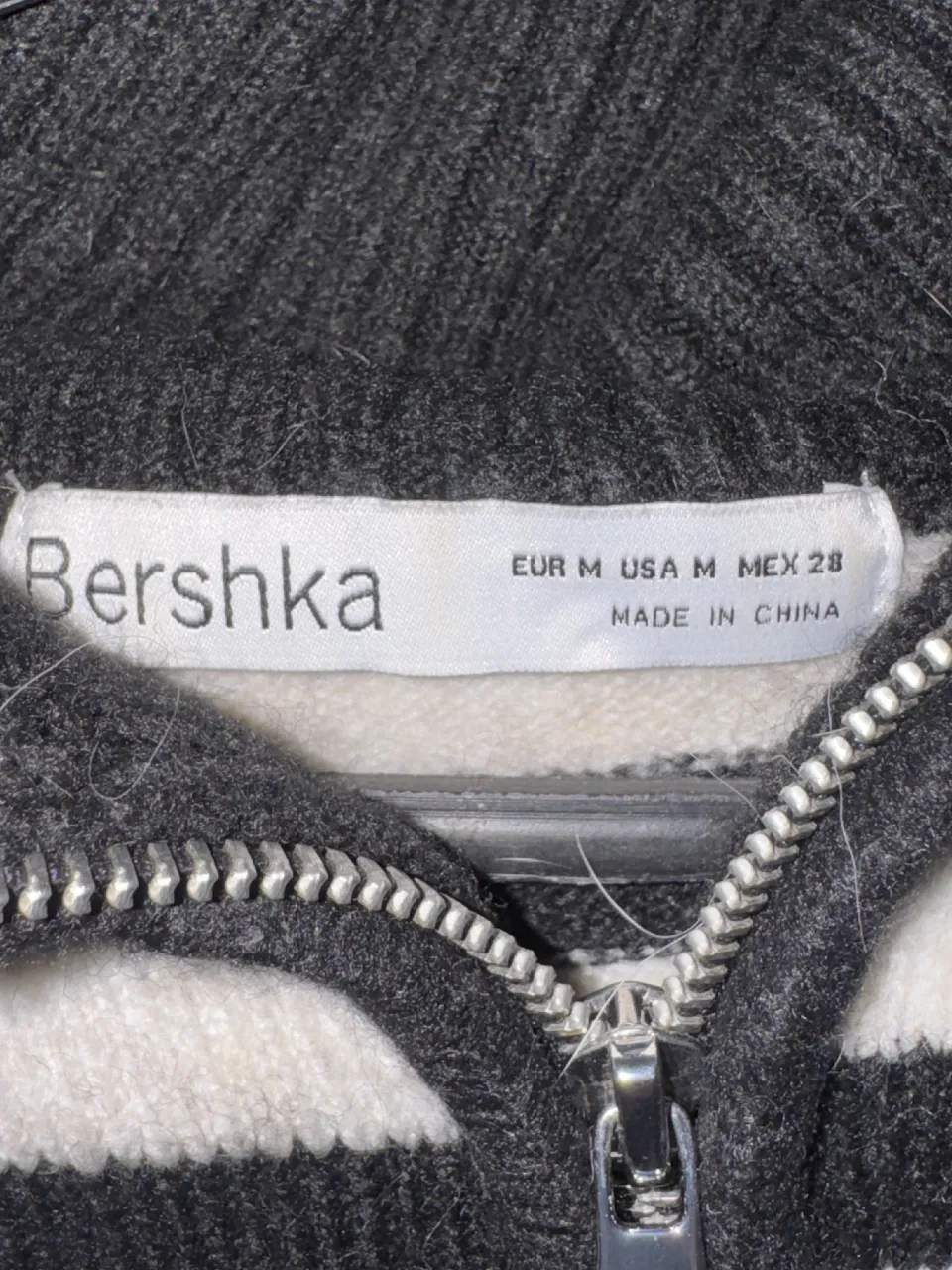 Buzo Bershka miniatura 2