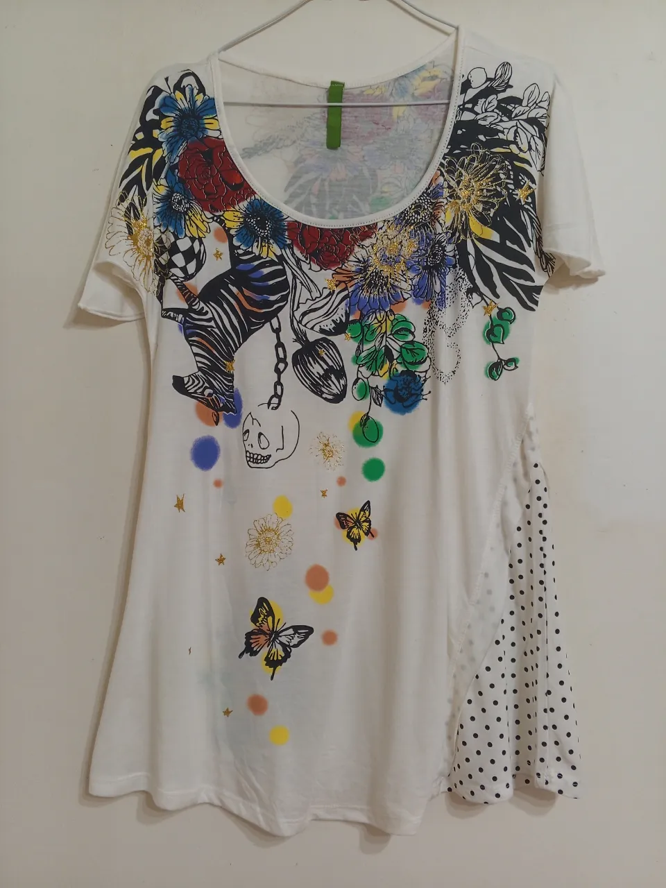 Remera A ≠ - Vista 3