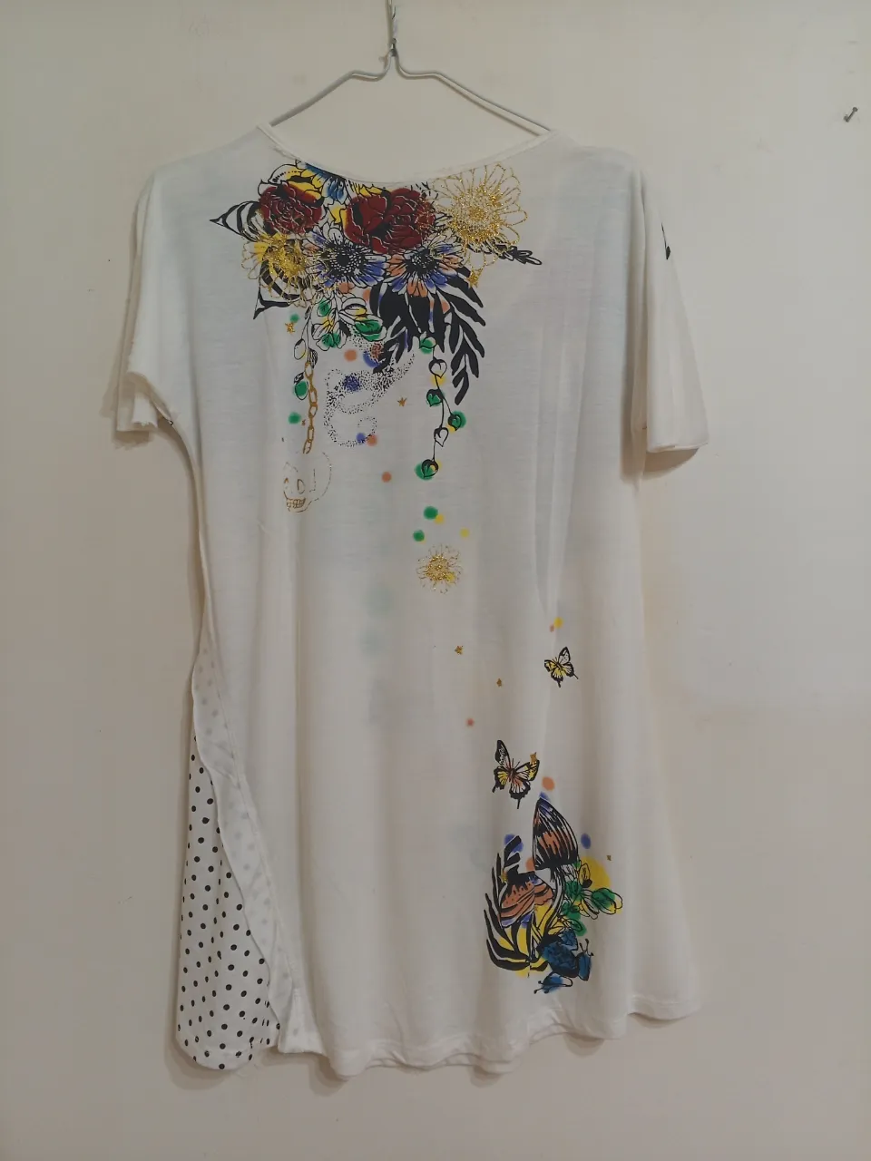 Remera A ≠ - Vista 2