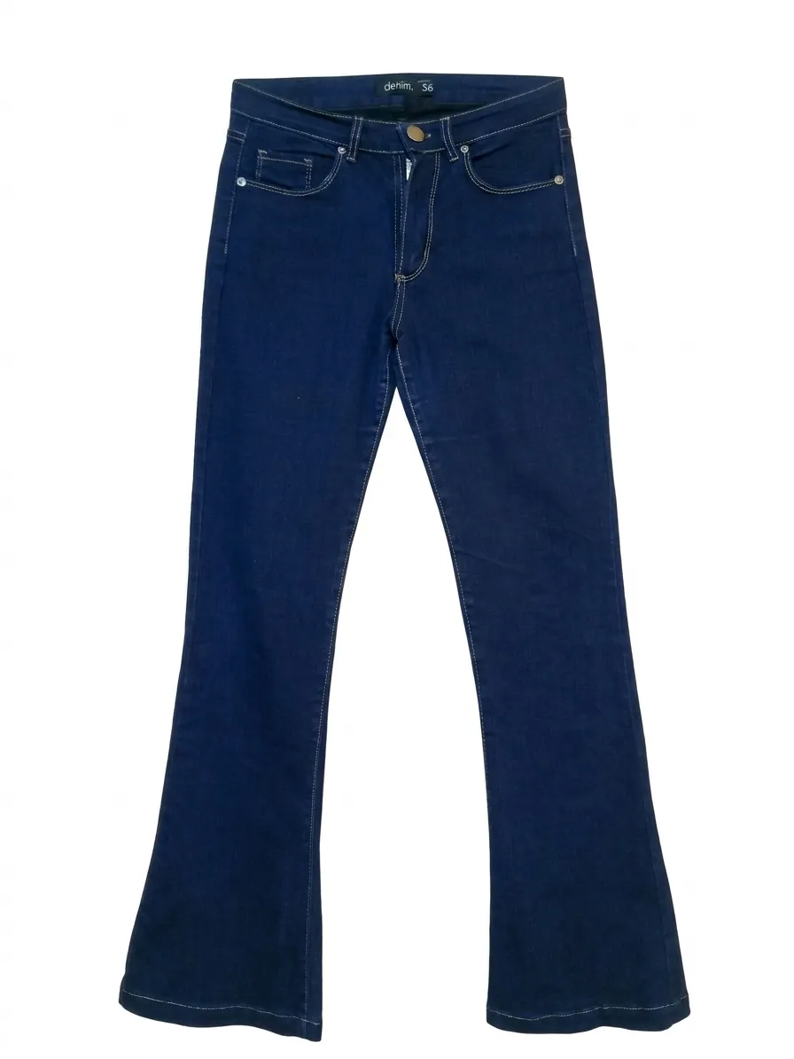 Jean Oxford / Flare - Azul - Talle 36.
​Estado: 10/10 (Impecable)
​Corte: Oxford / Flare (Tiro medio 23 cm)
​Medidas: Cintura 35 cm / Cadera 45 cm / Largo 96 cm.