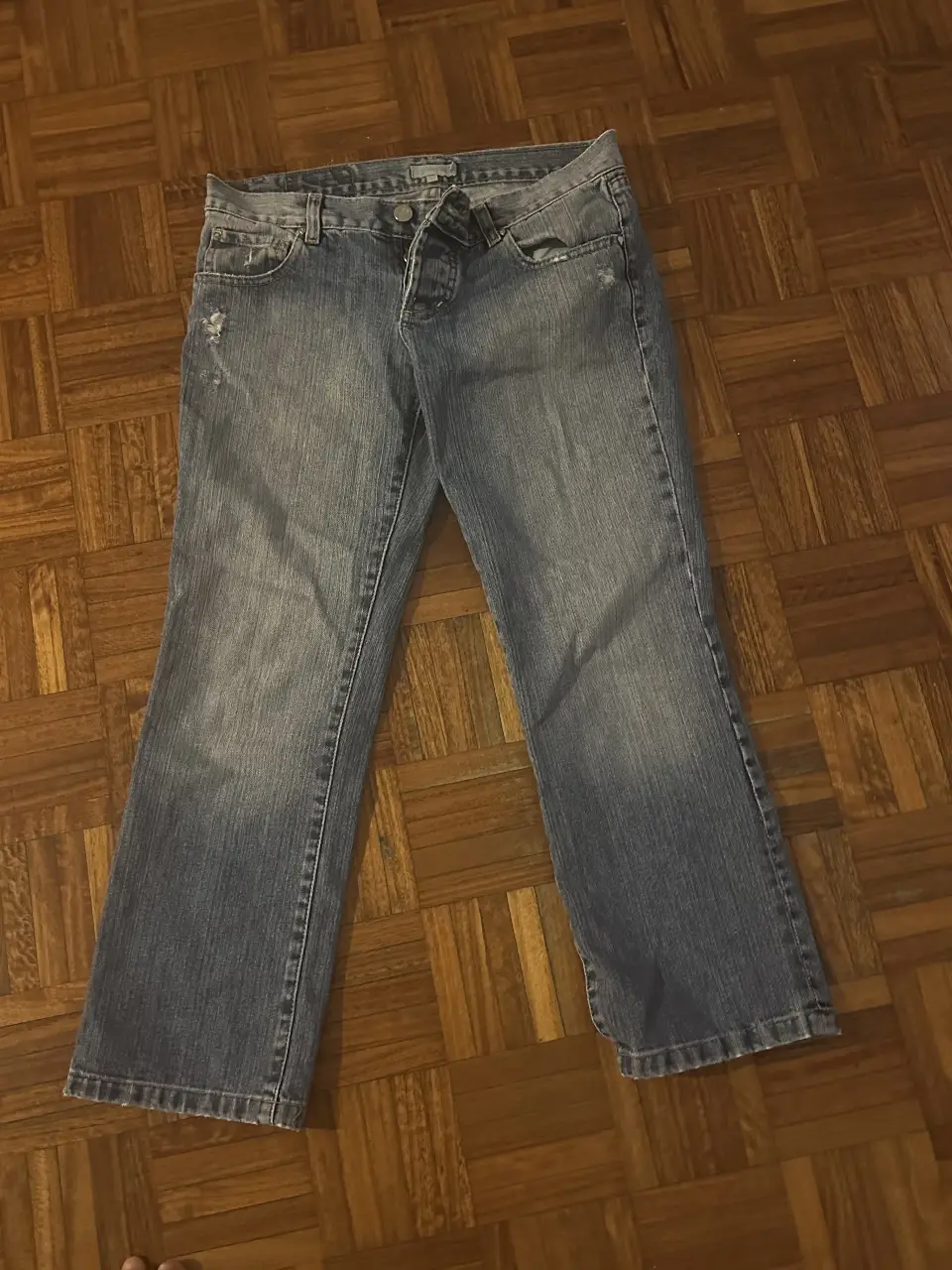 Jeans de mujer, corte recto, con detalles de desgaste y roturas. Tiro medio. impecable tipo vintage. Marca peuque.