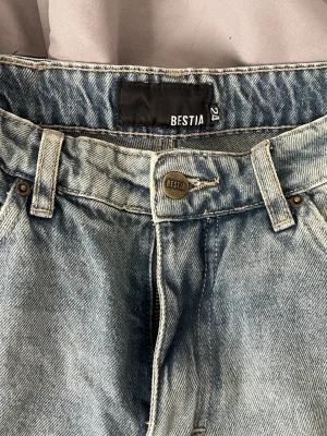 Bestia · Talle US 24