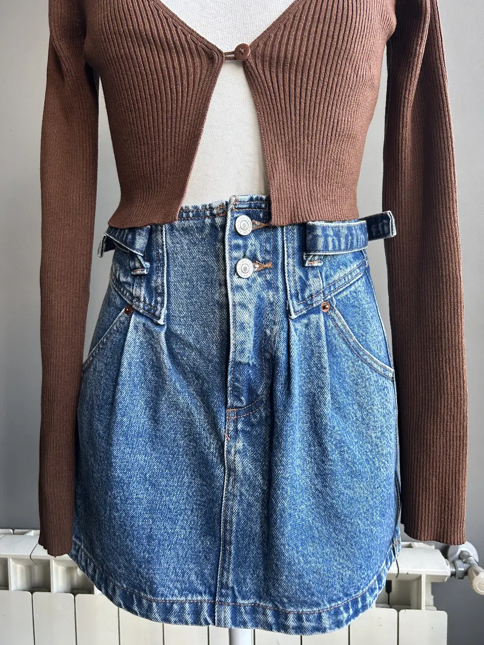 Pollera de jean con detalles de pinzas y cinturón. Ideal para un look casual y canchero.