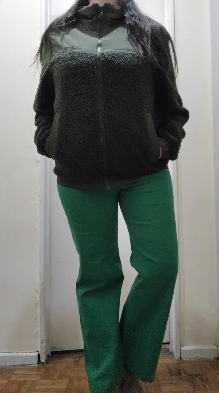 Campera de frisa con cierre completo y cuello alto. Se puede usar como campera o buzo. Posee dos bolsillos laterales con cierre. Detalle de paneles de tela lisa en hombros y pecho. Logo "COLLECTION" estampado en el pecho. Super calentita y completamente forrada por dentro. Sin uso. 

Detalles de las medidas
Talle M 
Largo total 61 cm 
Largo de manga 63 cm 
Cadera 52 cm 