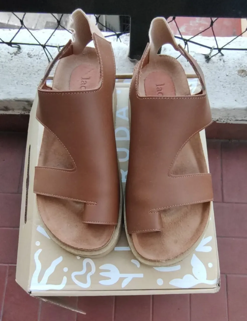 Sandalias color suela. 
* Horma ancha.
* Plantilla anatómica
* Suela goma eva (2 cm)
* Capellada 100% cuero
* Forro 100% cuero
* Agarre elástico en talón

Son número 37 - El largo de la planilla es de 24,5 cm

Se usaron solo un día, fijarse la última foto estado de suela. 