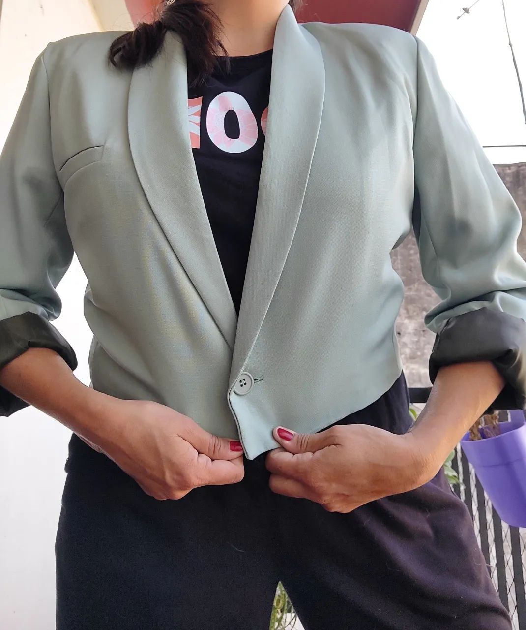 Blazer corto color Verde Aqua de tela sastrera. Completamente forrado en su interior. Un botón para abrochar, bolsillo de fantasía en el pecho. 
Talle L 

Detalles de sus medidas: 
Largo total: 46 cm 
Sisa:52 cm 
Cintura 49 cm
Largo de manga 62 cm