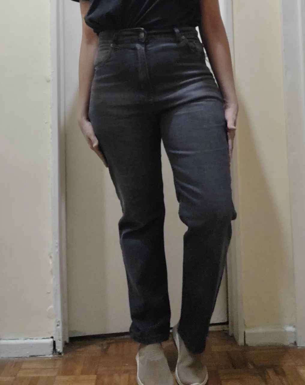 Jean de tiro alto color gris oscuro. Posee 4 bolsillos,2 delanteros y 2 traseros. Botón y cierre metálicos. Un solo uso. Semi elastizado.

Detalle de medidas: 
Largo total 104 cm 
Cintura 40 cm 
Cadera 51 cm 
Largo de tiro 33 cm 
