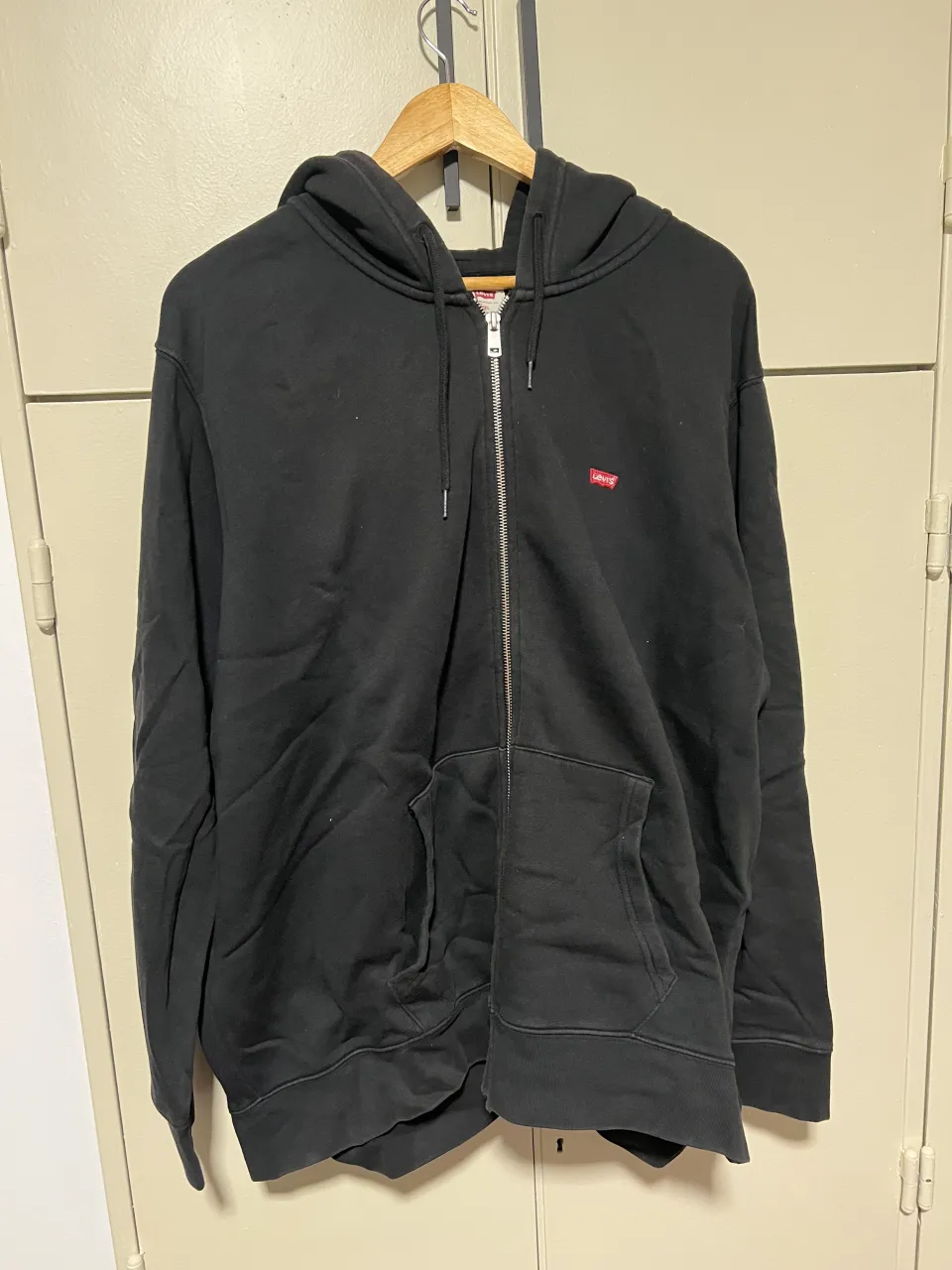 Buzo con capucha y cierre completo, ideal para un look casual y cómodo. Posee bolsillos frontales tipo canguro y un pequeño logo bordado en el frente.
largo a hombro: 70cm
ancho axila a axila: 70cm
mangas: 58cm