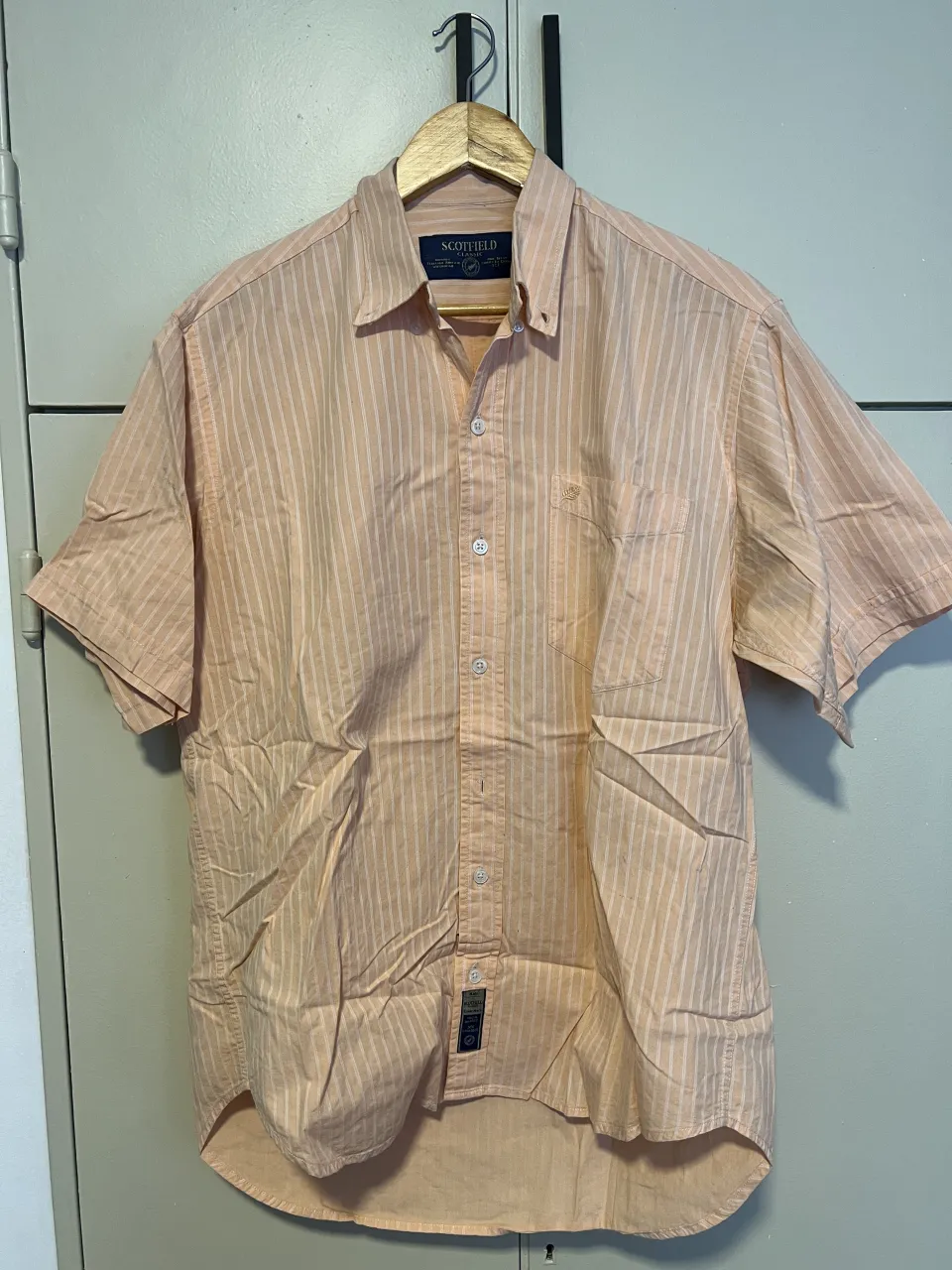 Camisa de manga corta a rayas en tonos pastel, ideal para un look casual y fresco. Perfecta para los días cálidos de primavera y verano.
largo a hombro: 64
ancho axila a axila: 55
mangas: 24