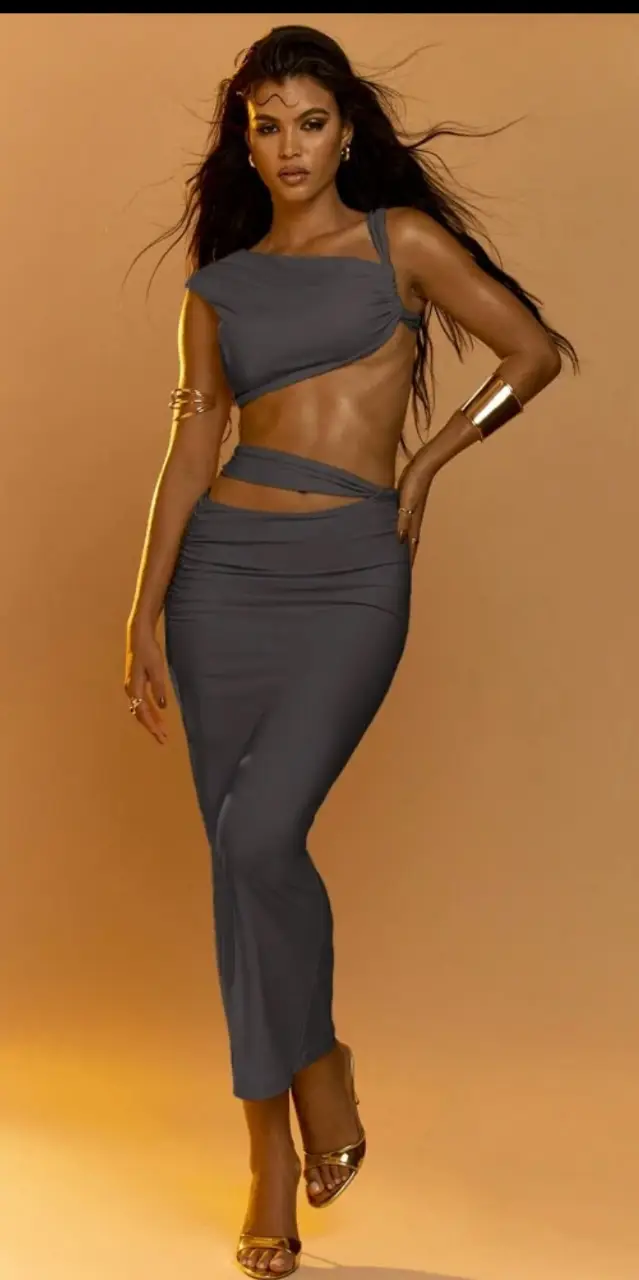 Vestido midi gris con diseño cut out y falda entubada.  Ideal para eventos especiales o salidas. 