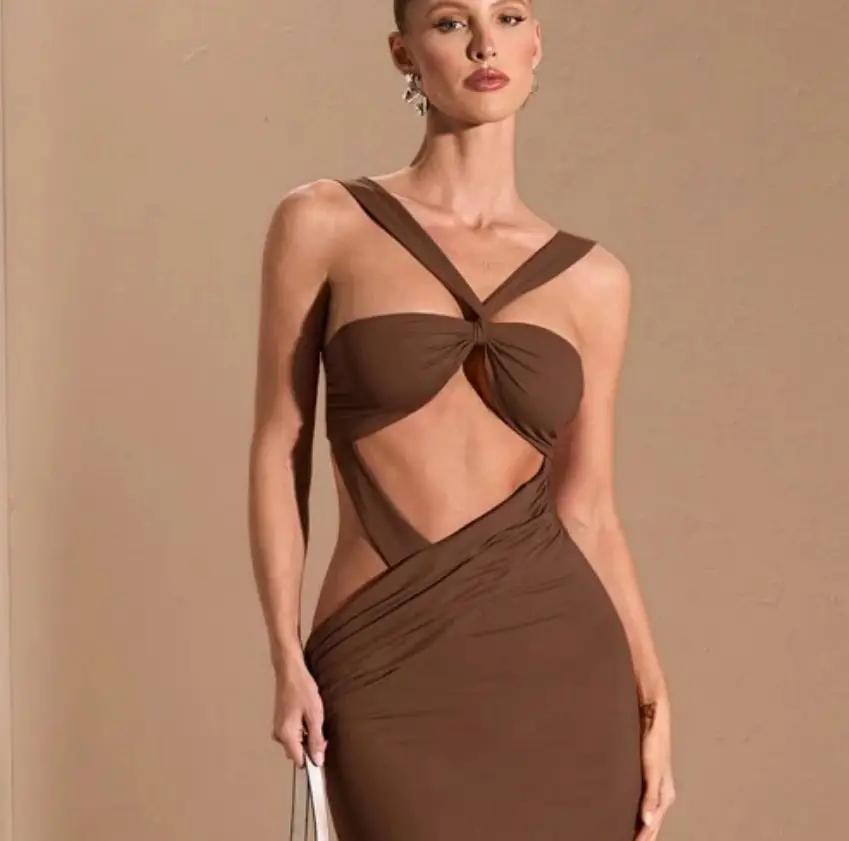 Vestido midi marrón con diseño cut-out y detalles drapeados. Ideal para eventos especiales o salidas nocturnas. Corte ajustado que realza la figura.