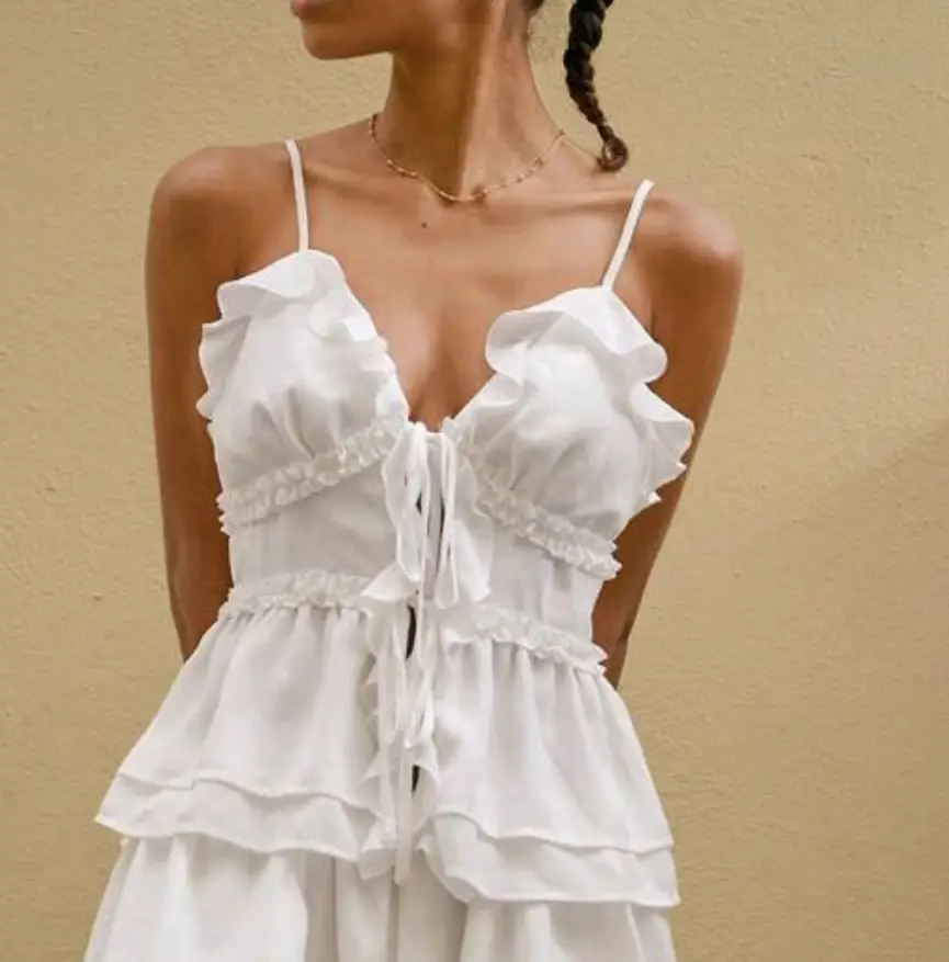 Blusa blanca gasa con volados y escote en V. Ideal para un look romántico y fresco.