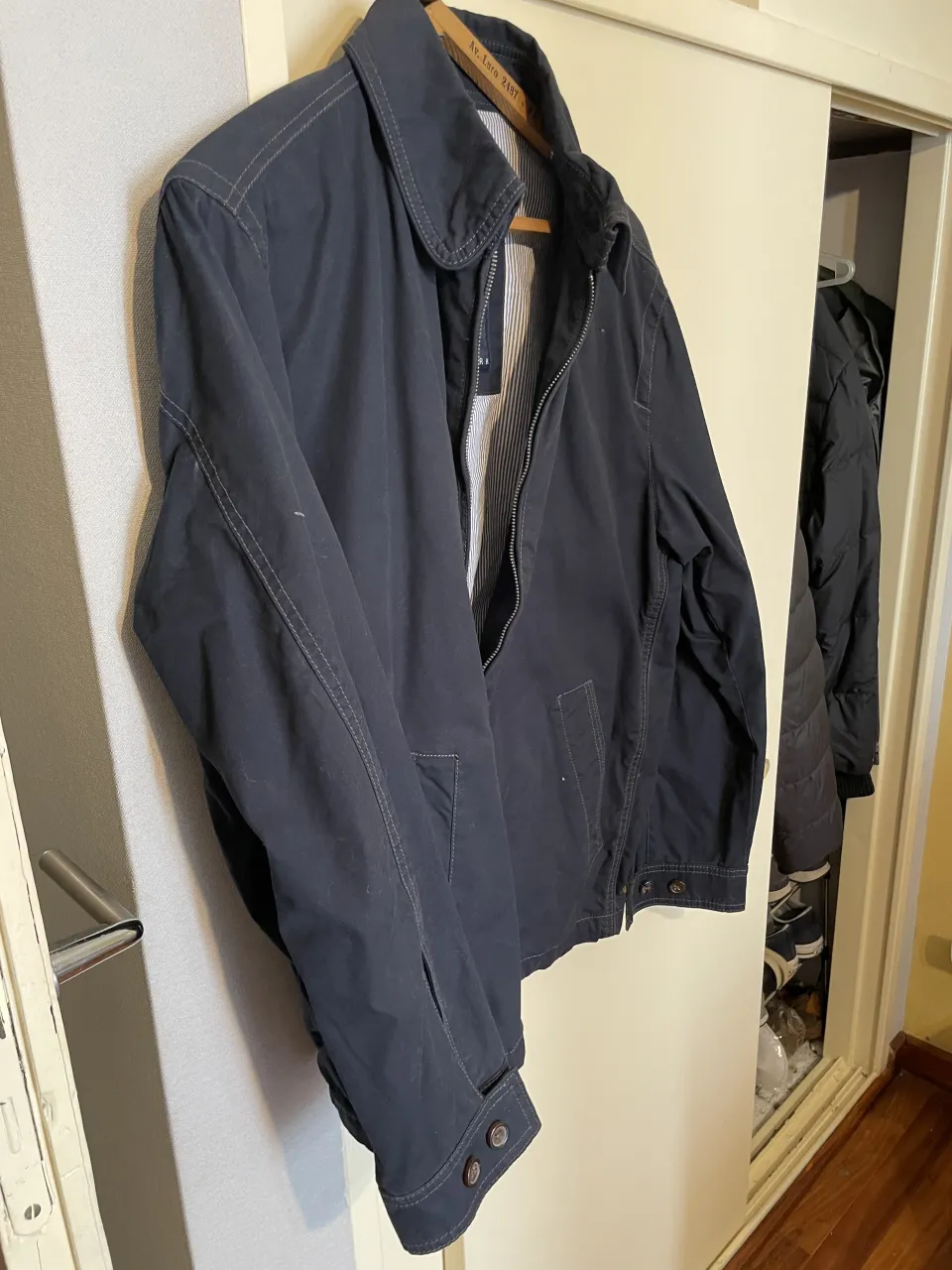 Campera de hombre marca Tommy Hilfiger, color azul marino. Ideal para un look casual y moderno. Perfecta para días frescos de entretiempo.