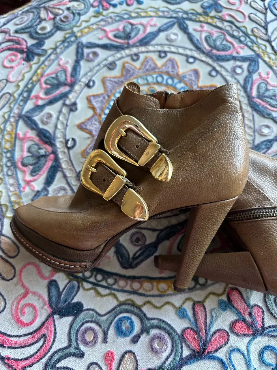 Botines de cuero marrón con detalles dorados y hebillas. Diseño elegante y moderno, ideales para complementar cualquier outfit diurno o nocturno. con taco pero tambien plataforma delantera que les da mayor comodidad 