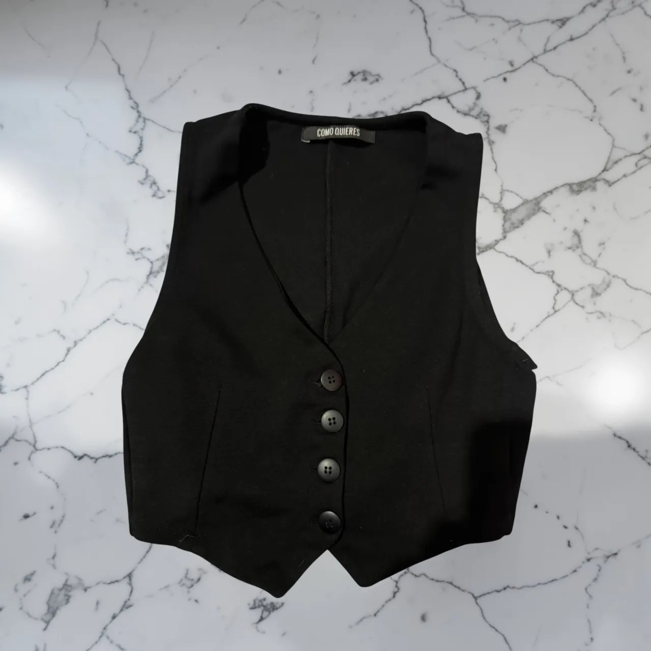 Chaleco negro de vestir, con botones al frente. Ideal para un look elegante y formal.