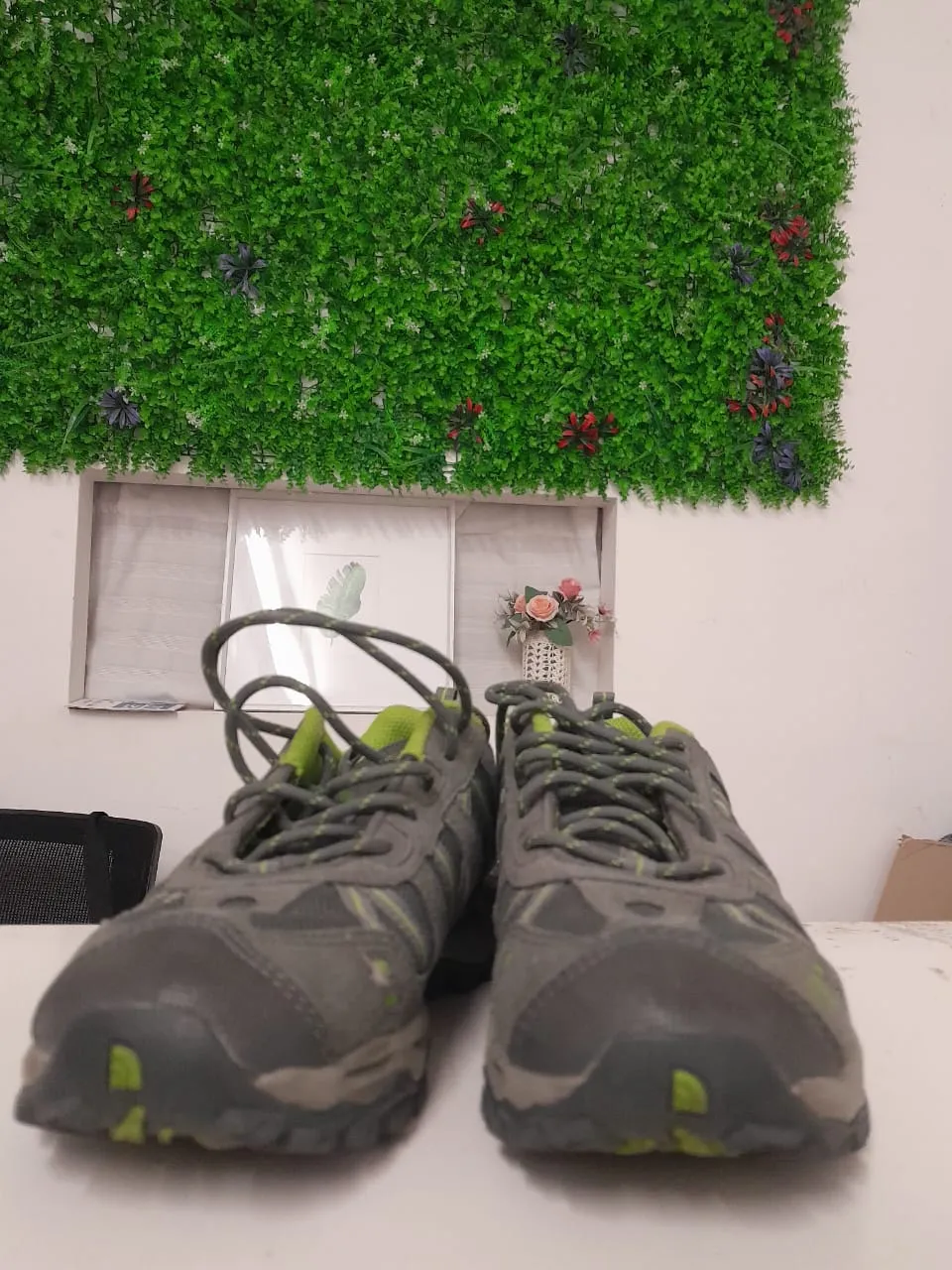 Zapatillas de trekking grises con detalles en verde lima. Cordones grises. Marca The North Face.