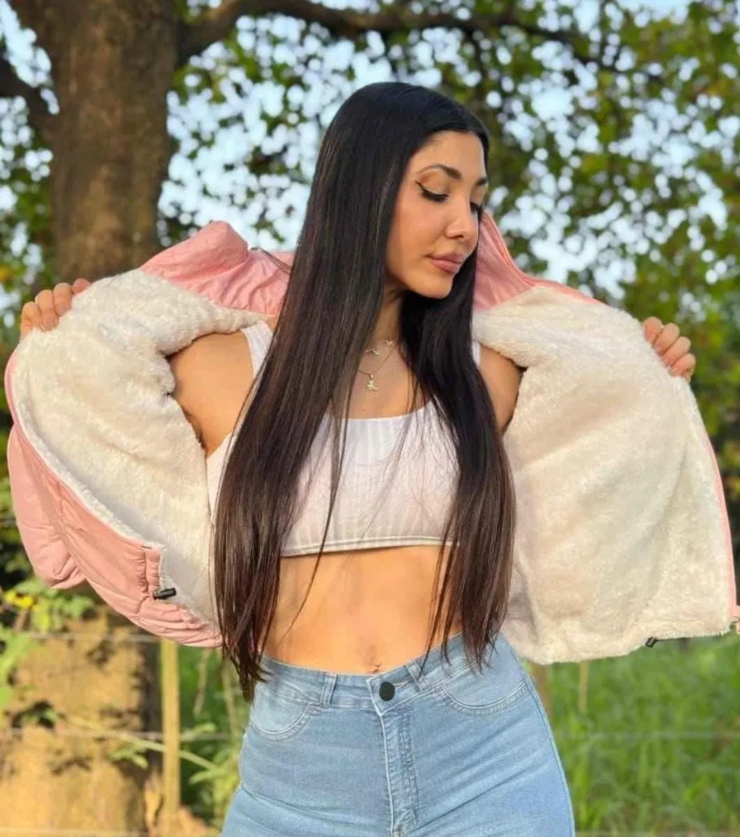 Campera acolchada con cuello alto y forro interno de peluche. Cierre al frente y puños elastizados.