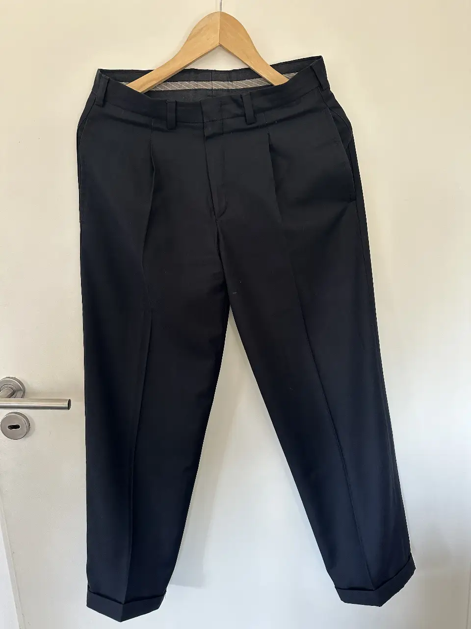 Pantalón de vestir azul muy oscura para hombre o mujer corte sastrero, con pinzas y dobladillo en el bajo. Ideal para un look formal o de trabajo.marca robins