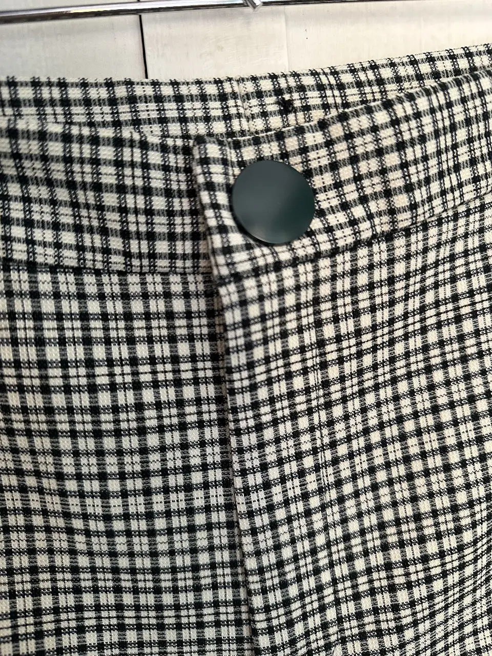 Pantalón sastrero a cuadros blanco y negro, con botón verde oscuro. Ideal para un look elegante y versátil. es talle XS. es marca Zara pero le sacaron la etiqueta