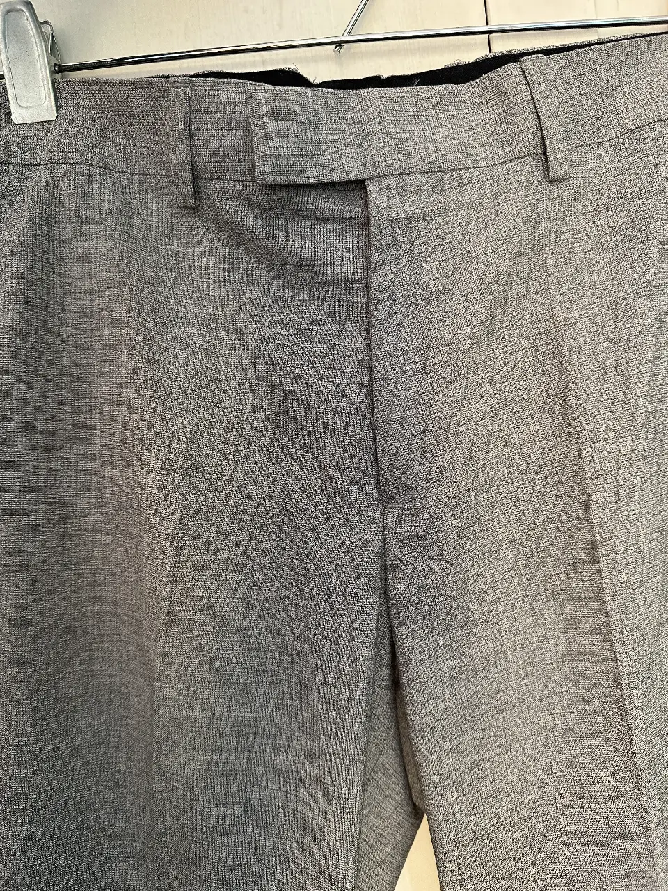 Pantalón de vestir gris para hombre, corte sastrero. Ideal para un look formal o de trabajo. Confeccionado en tela de calidad, este pantalón ofrece un ajuste elegante y cómodo. Perfecto para combinar con camisa y blazer.