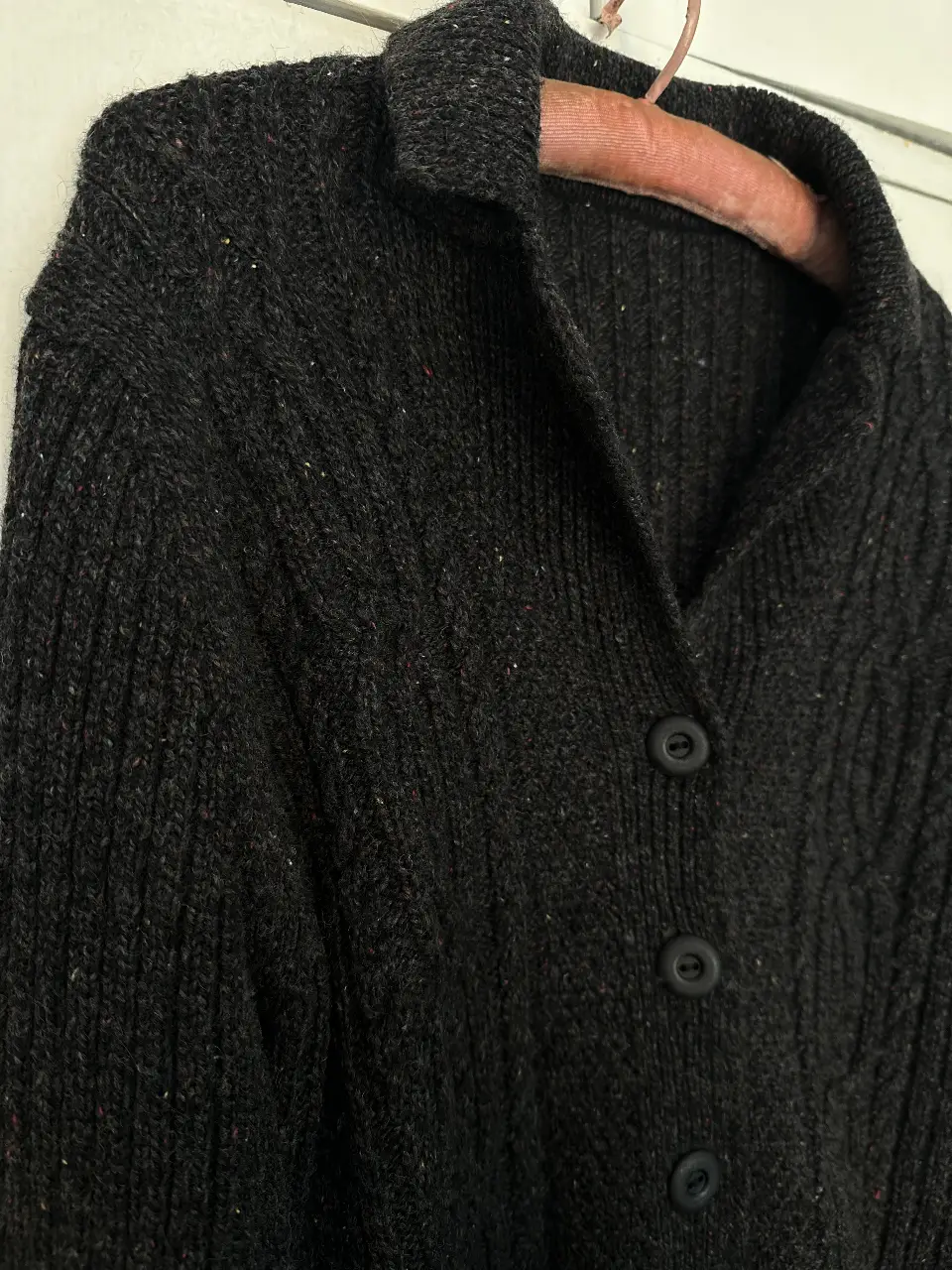 Cardigan de lana grueso, color gris oscuro(negro) con botones. Ideal para el invierno, abrigo y estilo en una sola prenda. No tiene etiqueta de marca 