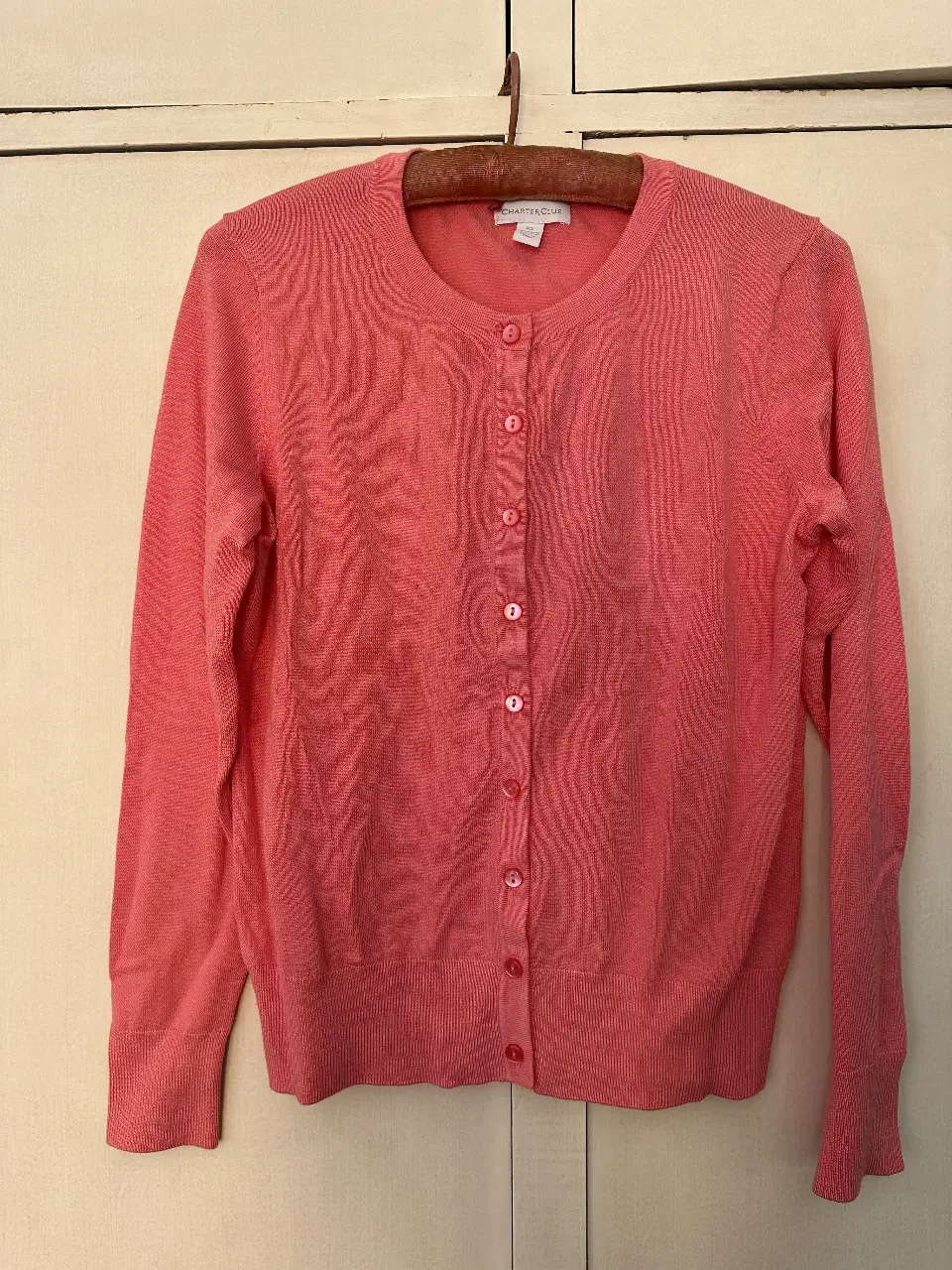 Cardigan rosa de la marca Charter Club, ideal para un look casual y cómodo. Confeccionado en un tejido suave y ligero, perfecto para la primavera. Cuenta con botones frontales y un diseño clásico que lo hace versátil para combinar con diferentes outfits.