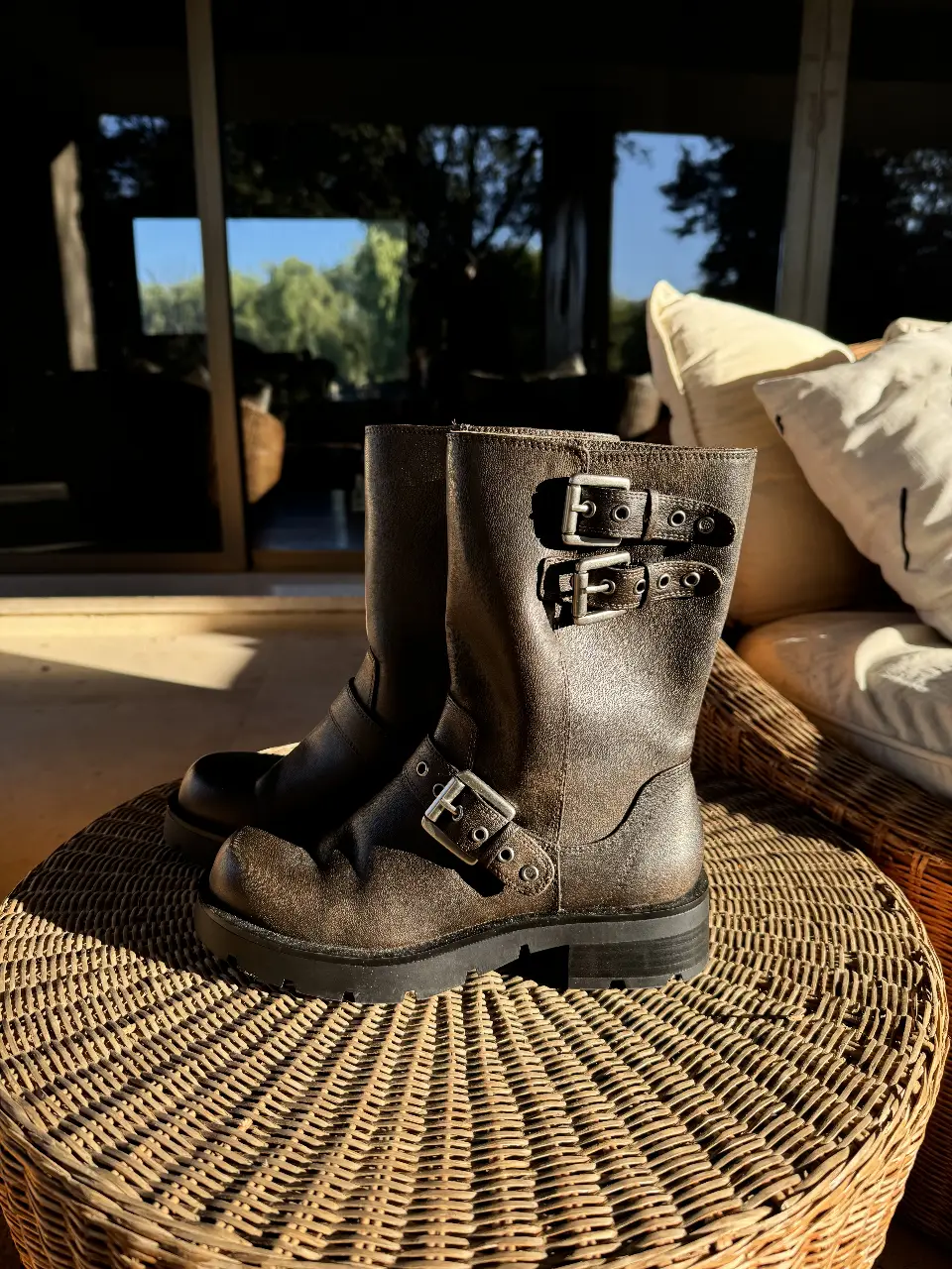 Botas SIN USO de Zara. Talle 36. Cuero marrón con hebillas. 