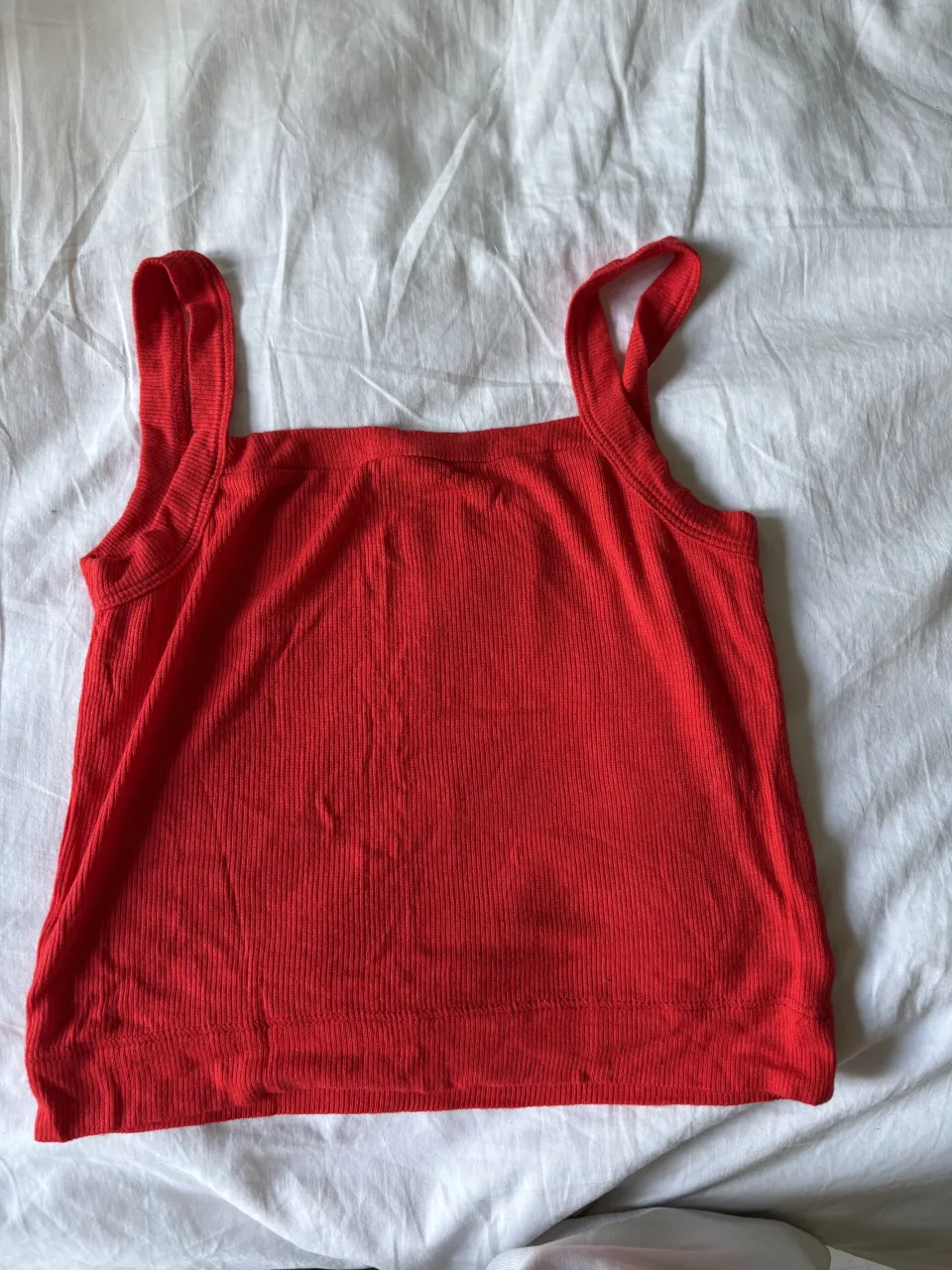 Remera roja de breteles finos y escote cuadrado.