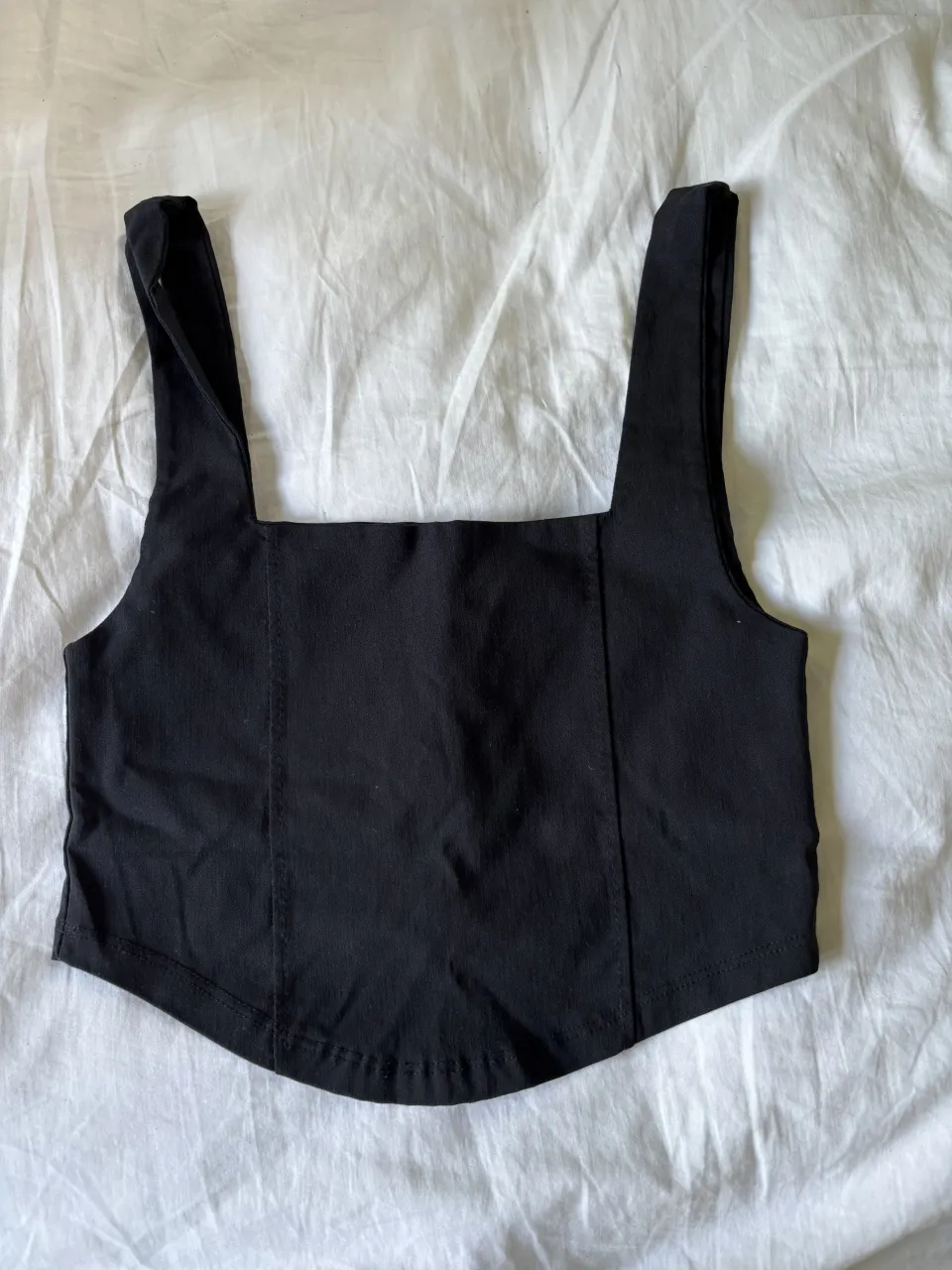 Top negro de breteles anchos y escote cuadrado. Onda corset 