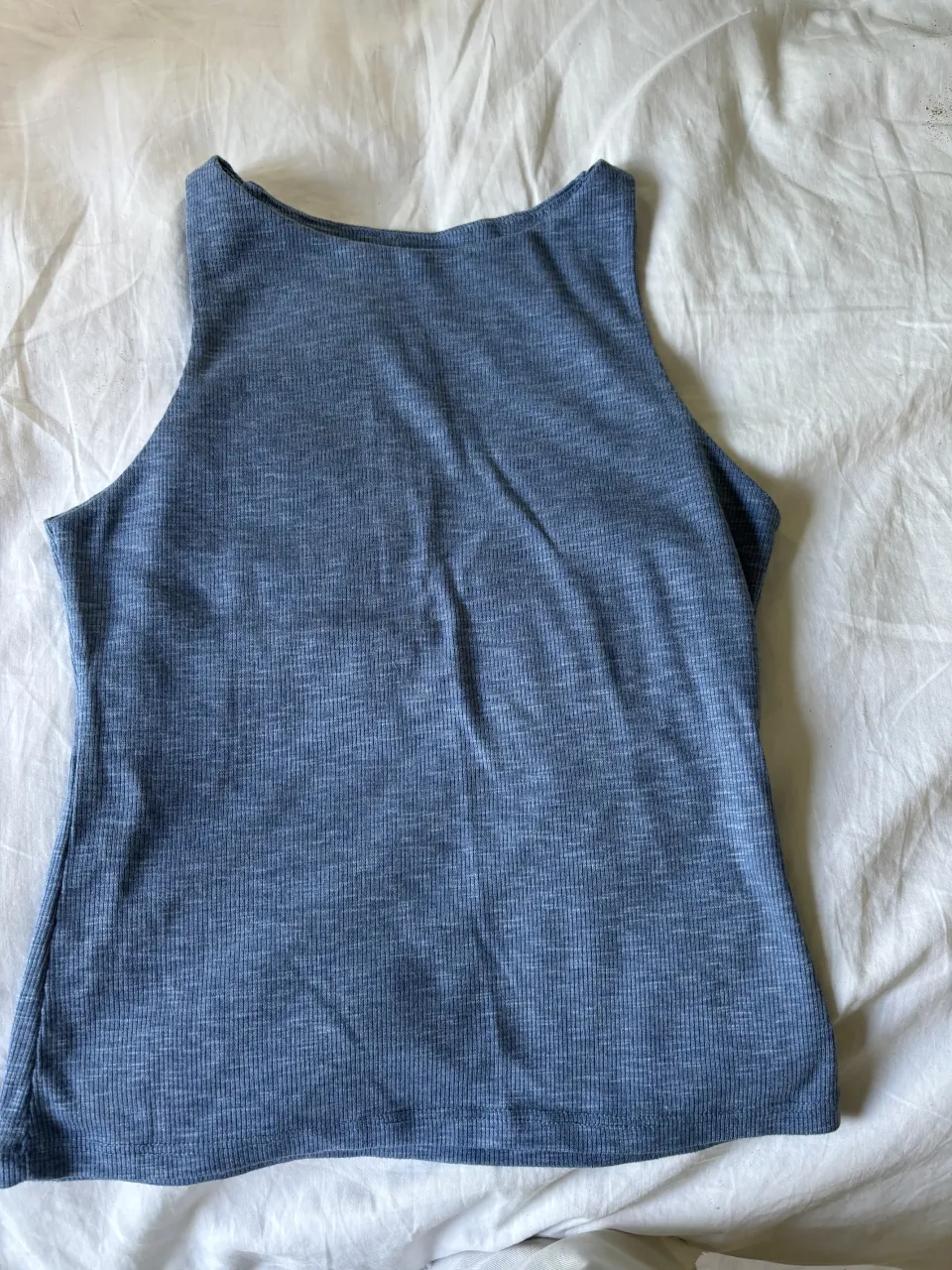 Musculosa de color azul con cuello redondo y espalda descubierta.